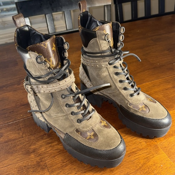 LOUIS VUITTON Suede Calfskin Monogram Laureate Platform Desert Boots Kaki - Picture 11 of 17